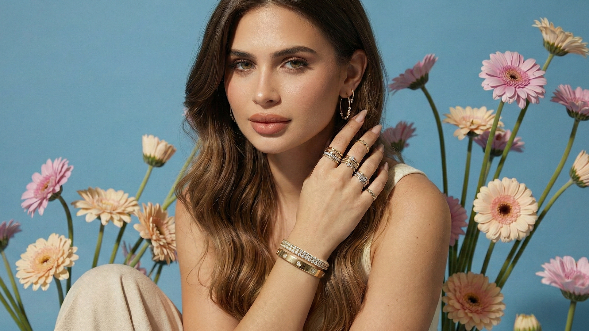 emme portant des bracelets tendance en acier inoxydable doré – bijoux femme élégants