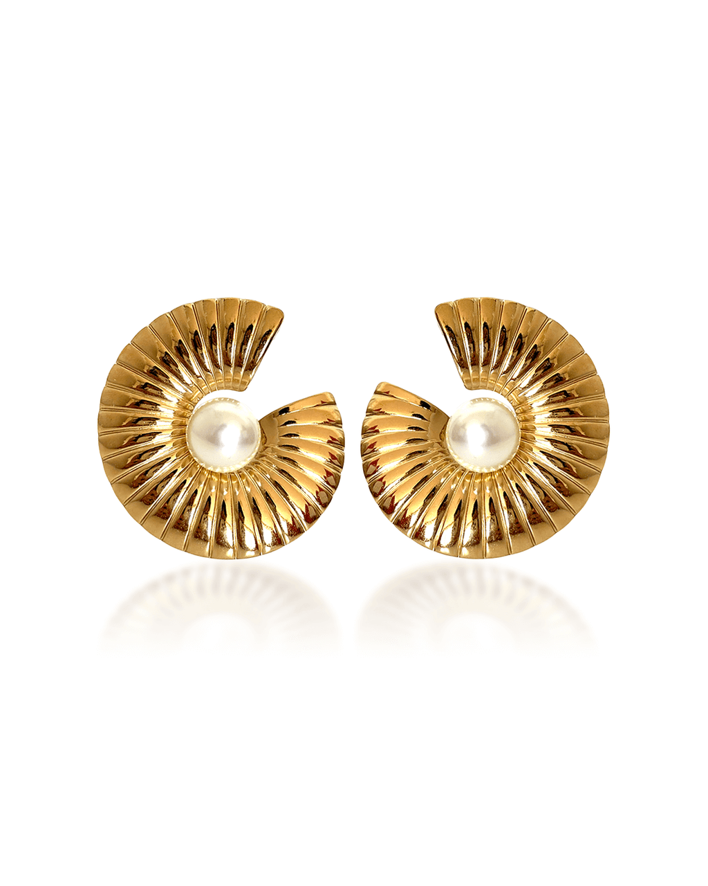 Boucles d’oreilles Conchiglia en acier inoxydable, élégantes et hypocaloriques, offrant une touche marine et chic.