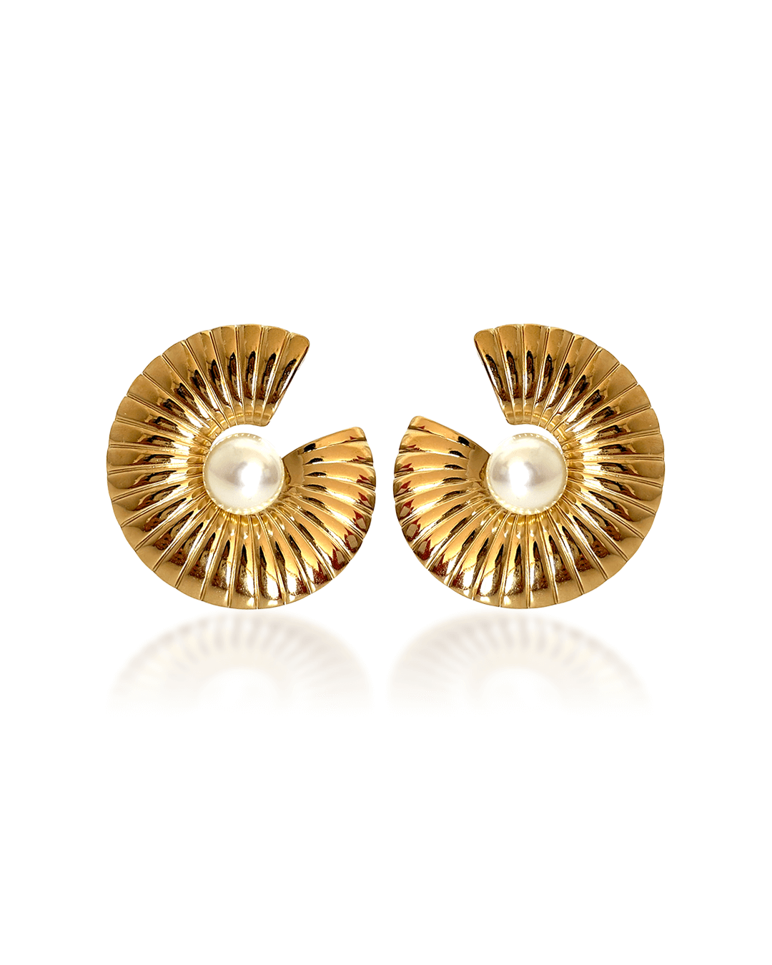 Boucles d’oreilles Conchiglia en acier inoxydable, élégantes et hypocaloriques, offrant une touche marine et chic.