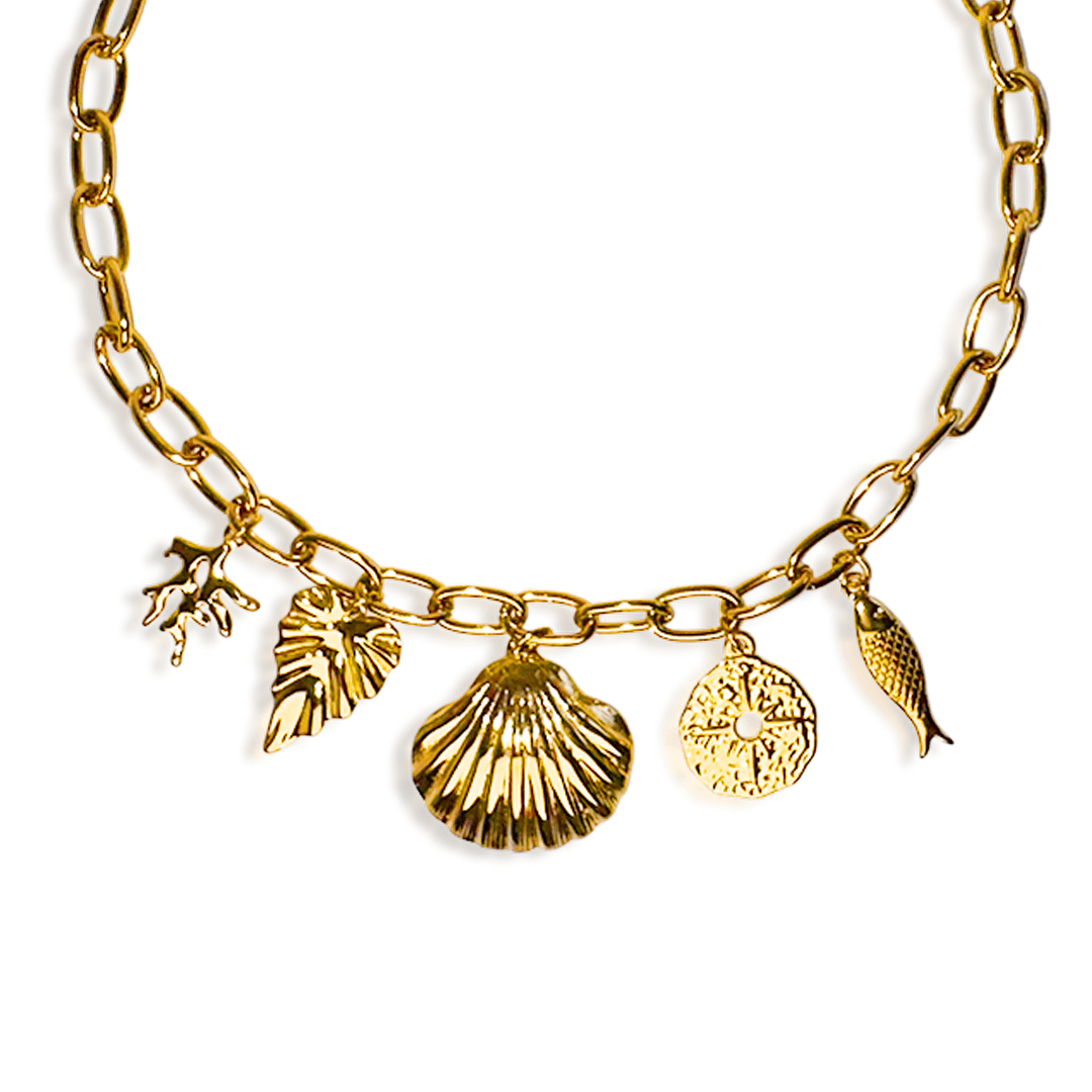 Collier Ondina en acier inoxydable doré avec pendentifs marins, élégant et intemporel, par Sorella Bijoux.