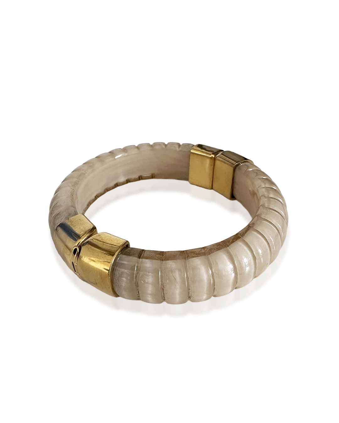 Manchette Marmora en résine et acier inoxydable, chic et intemporelle, bijoux tendance pour un style élégant.